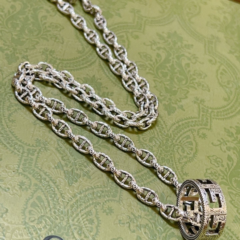 G*u*i necklaces
